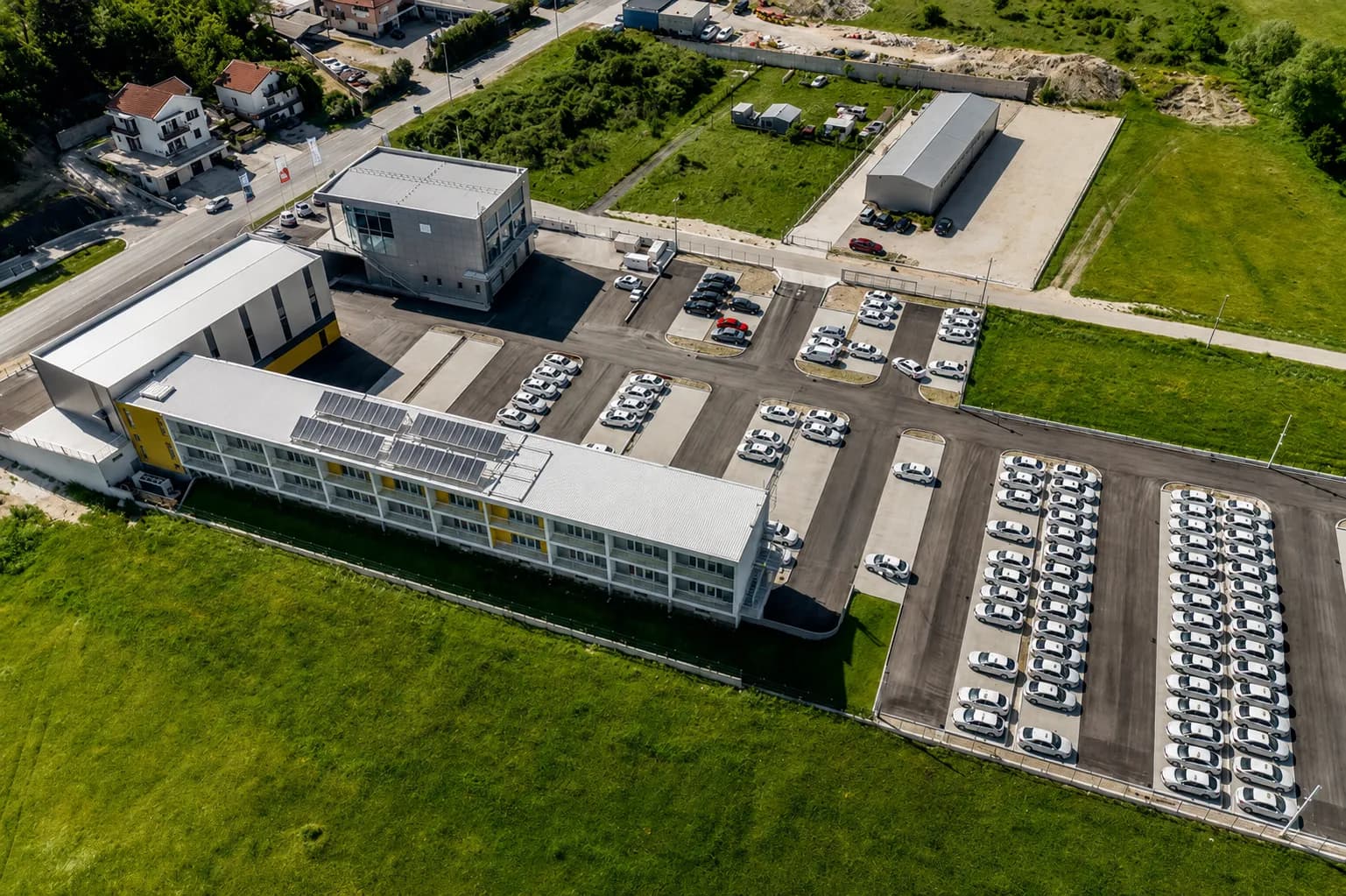 D.A.J.M.I. kompleks i parking u Sutorini iz vazduha