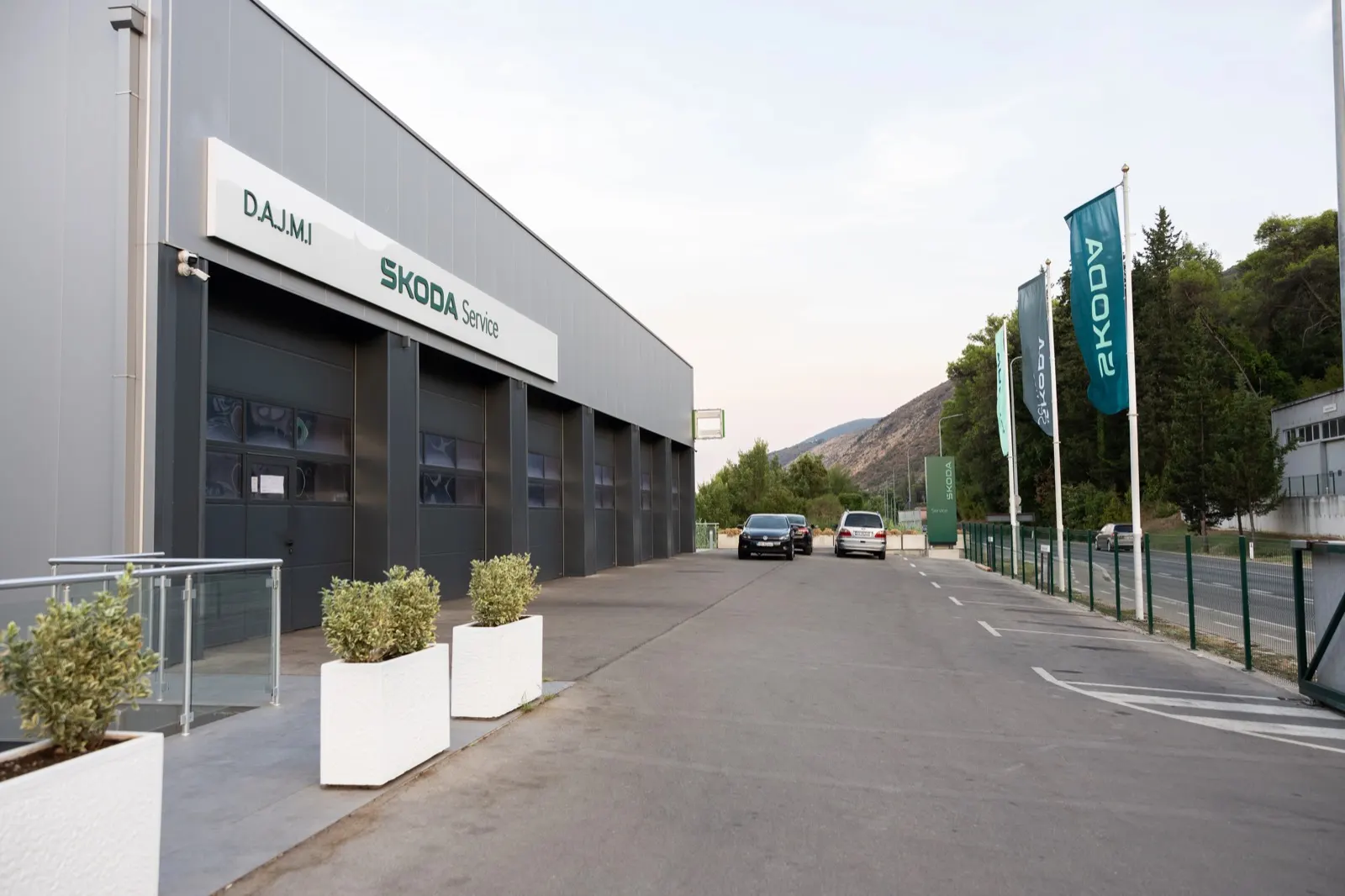 Facade of the authorised D.A.J.M.I. Škoda service