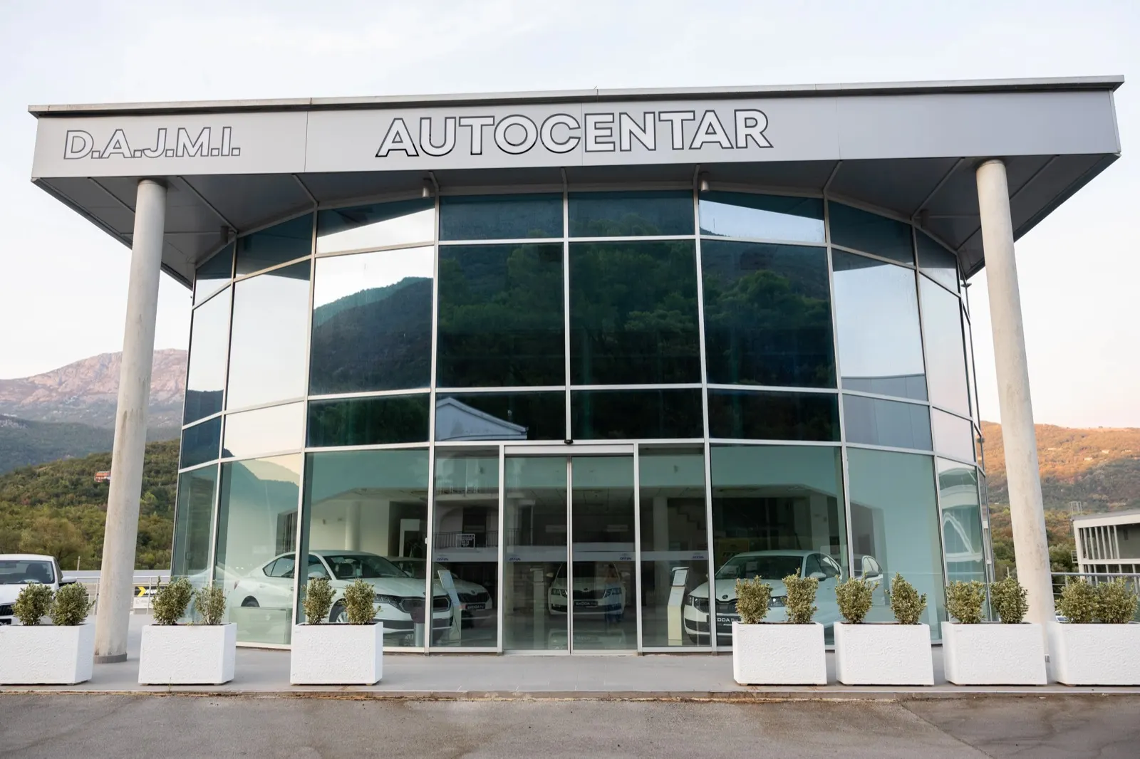 Staklena fasada D.A.J.M.I. Autocentra sa vozilima u salonu