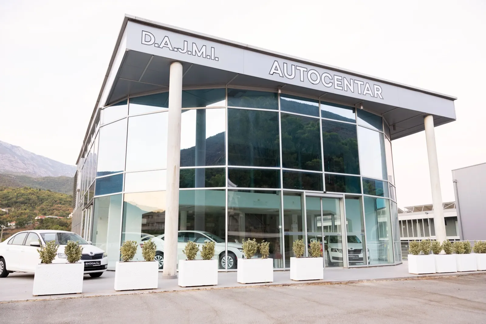 D.A.J.M.I. Autocentar sa staklenom fasadom u Sutorini
