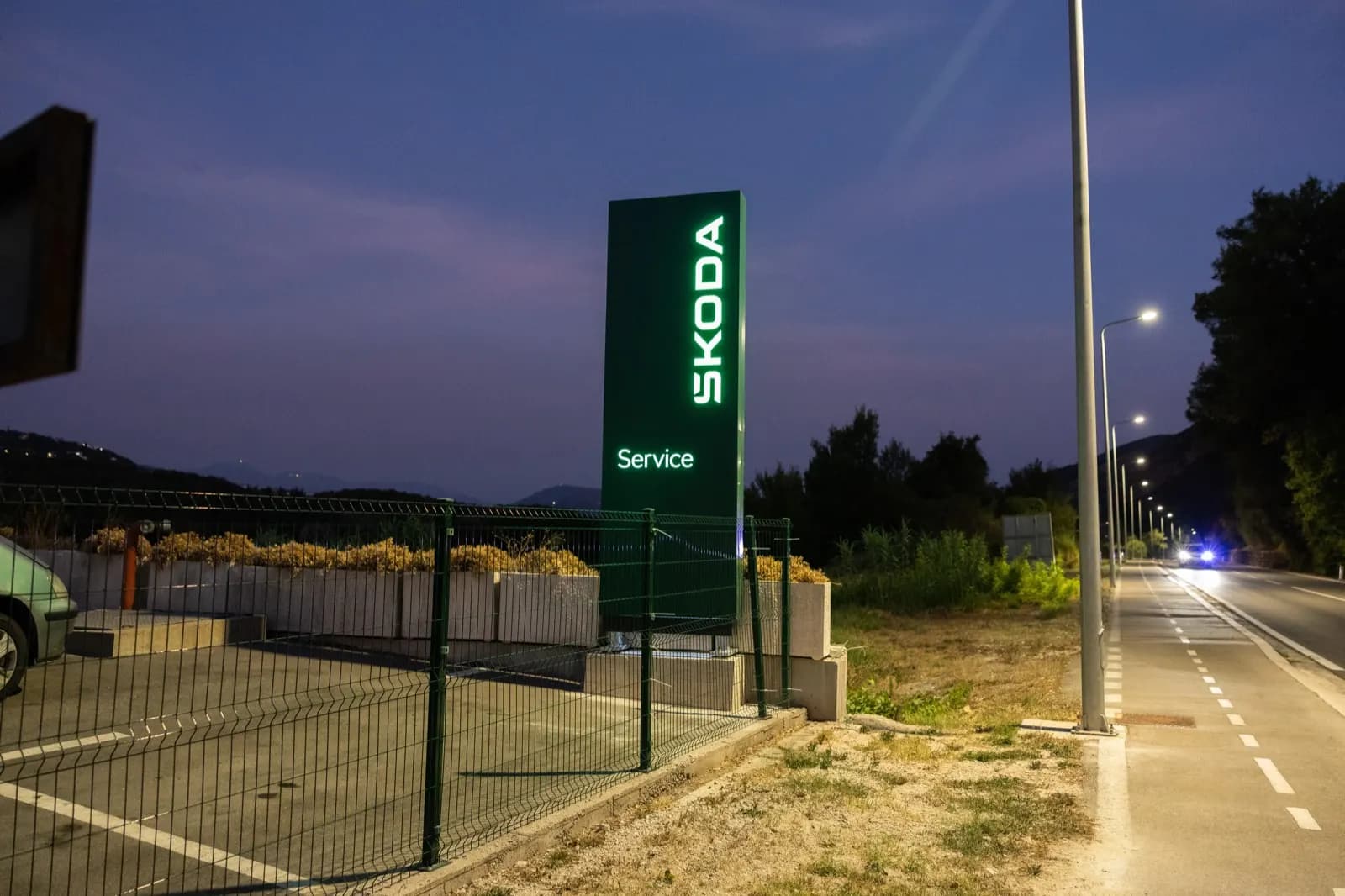 Osvijetljeni Škoda Service totem kod D.A.J.M.I. kompleksa