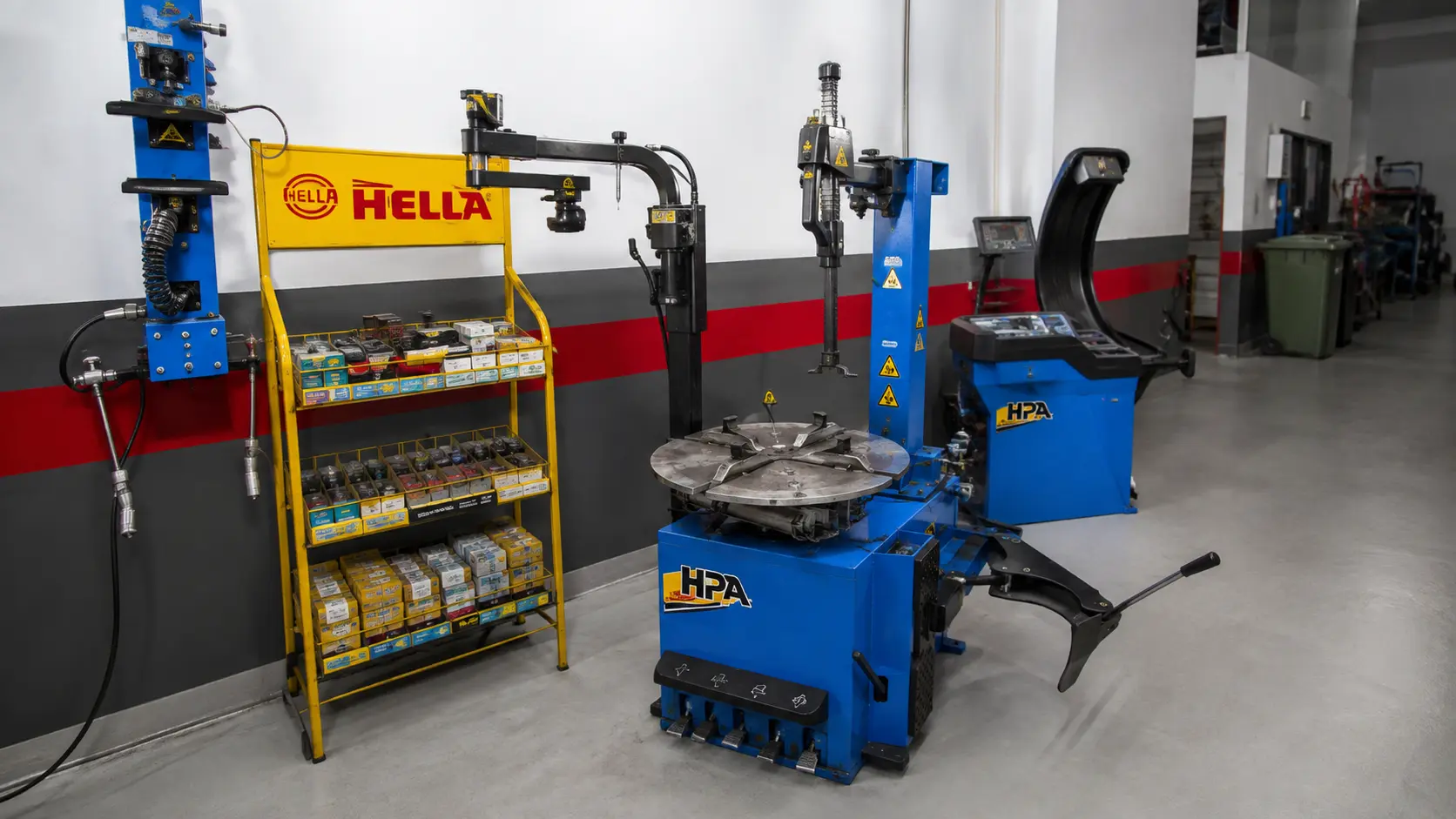 Tyre fitting and balancing equipment
